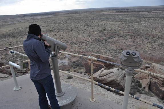 Uma luneta para observar pinturas rupestres inacessíveis à turistas, no Petrified Forest National Park, no Arizona - Estados Unidos